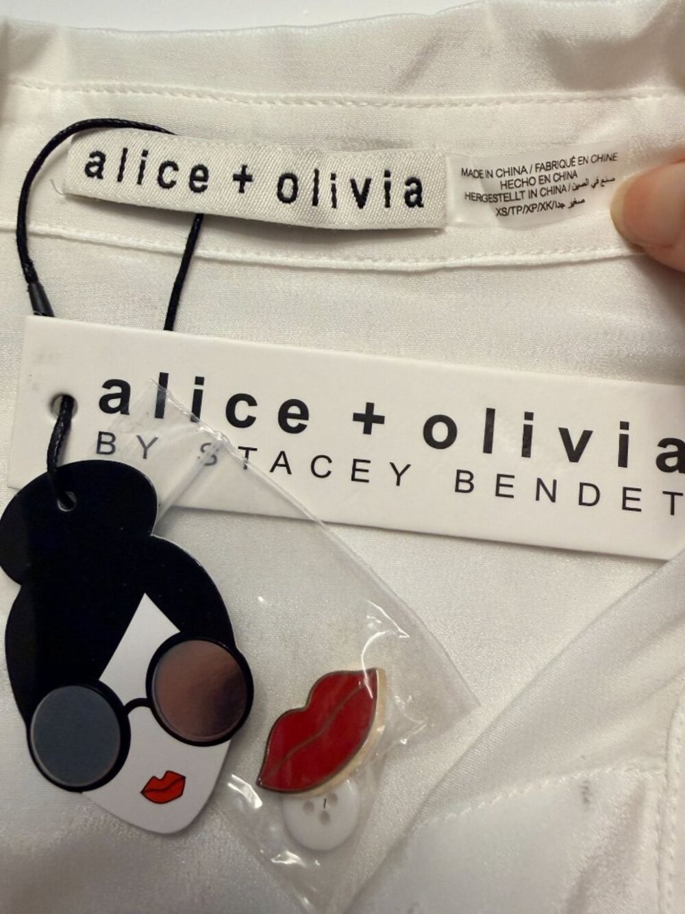 Alice + Olivia Willa I Am Woman Silk Blouse XS Lipstick Graphic NWT $350 - Picture 3 of 15